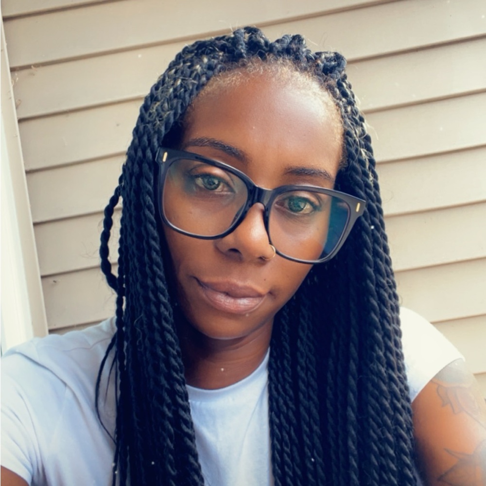 Meet your Posher, Michelle....A Born Hustler!❤️ - Picture 3 of 4